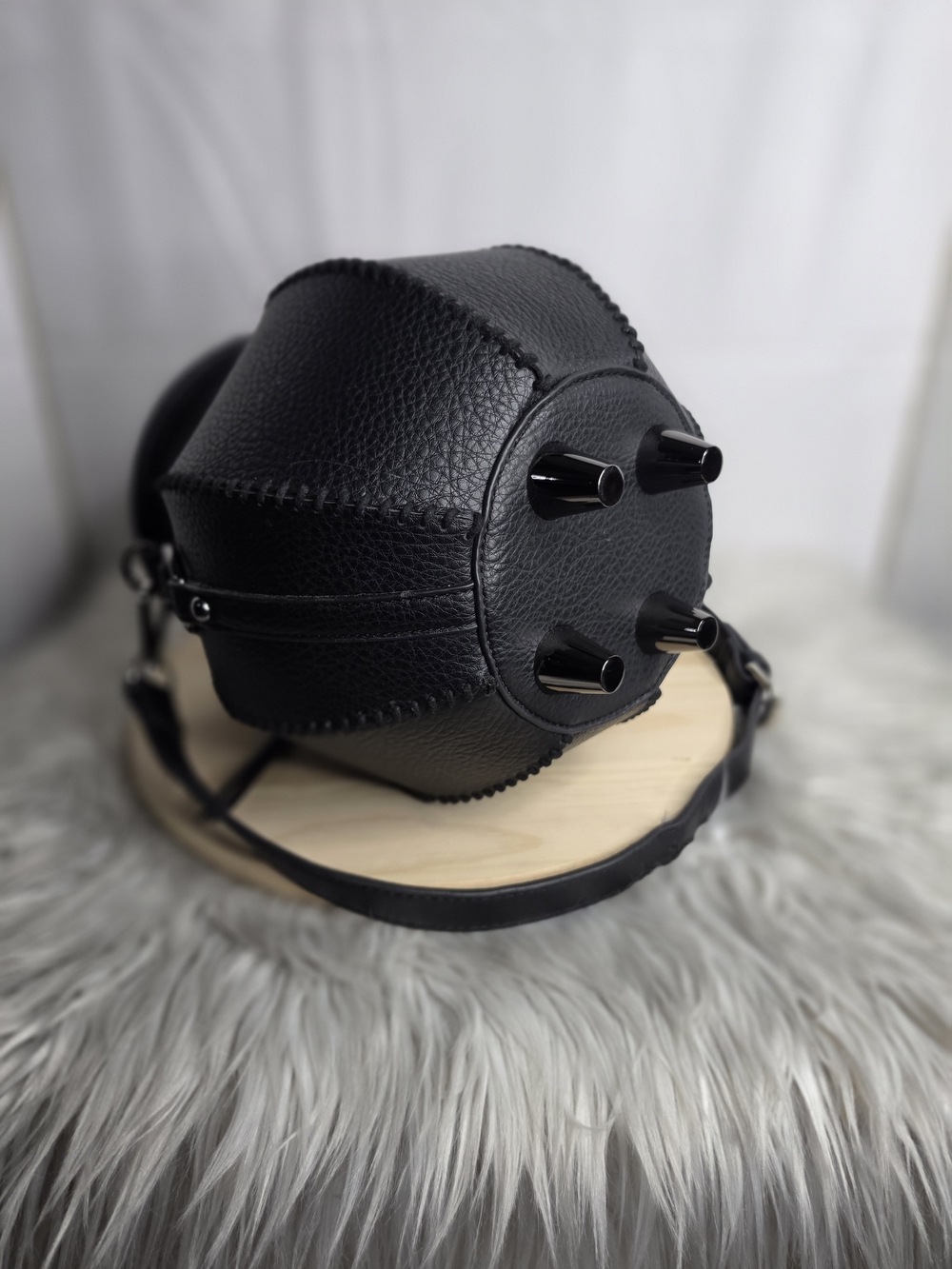 La Femme En Noir Cottage Witch Cauldron Crossbody Bag - Picture 3 of 4